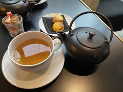 マドレーヌ寺院のそばにある、fauchonへ。
歩き疲れたのと寒いのと、とりあえず近場のこちらへ入店しました。
パリで一番広々したお店でした。
お客様もほどよく少なくて、快適空間。
鉄瓶で紅茶をいただきました。
ゆっくりできて最高。
パッションフルーツ味のマカロンも美味しかった。