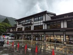 岡谷JCTで長野道へ。
松本ICで高速を降り、国道１５８号線を一路、飛騨地方へと進路を取る。
道の駅 風穴の里あたりから強い雨が降り始め、沢渡（さわんど）辺りでは完全なる豪雨！
そうじゃなくても狭くてくねっている国道158号線で、こんな天気じゃ困るなぁ～！
安房峠を越えて岐阜県飛騨地方に入れば少しは雨も小降りになるかしら？
と淡い期待をしたが・・・
泡となって消えていった(涙)

アルプス街道平湯で小休止。