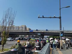 雍和宮駅に到着し、地上に出たところ。天気は快晴。
正面の橋は雍和宮橋。