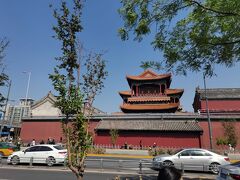 雍和宮入口に向かい歩くが、直ぐに雍和宮の宮殿が左手に見えてます。
きらびやかでテンション上がる。