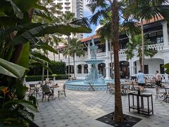 ラッフルズホテル（Raffles Hotels）名物「カヤジャム」を購入するためやってきましたが、ホテルに併設のショッピングモール「ラッフルズ・アーケード」の1階にある「ラッフルズ・ブティック」は10:00開店（営業時間10:00～20:00）とのこと。

今回はラッフルズホテル名物「カヤジャム」の購入は諦めて、ラッフルズホテルの中庭にある噴水を見学して帰ります。

シンガポールは比較的行きやすい国のため、機会を見てトランジットして買い付けます。