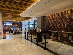 Bacha Coffeeでの待ち時間がなかっため、予定よりも早めにチャンギ国際空港に移動します。

ホテルに戻って預けていた荷物を受け取り、ホテルのスタッフさんに空港までのタクシーを手配してもらいます。

もちろんタクシーの配車アプリは「ComfortDelGro Taxi Booking App」です。