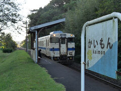 開聞岳のふもとにあるJR指宿枕崎線の開聞駅。
かつては開聞岳や池田湖、長崎鼻などへの観光の拠点として、観光案内所やレンタサイクルのある駅としてにぎわいましたが、今は駅舎も無くなり、ホーム１本のローカル駅になってしまいました。