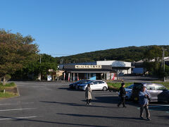 この駅は今は観光地として、多くの観光客でにぎわっています。
まあ、大半の観光客は列車ではなく、クルマでですが。
また観光バスも何台も立ち寄っていました。
駅前には大きなお土産物ショップもあって、「最南端到達証明書」を販売していました。