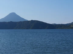 西大山駅から池田湖へ。
池田湖は九州最大のカルデラ湖。
つまりここはかつては火山の噴火口だった湖です。