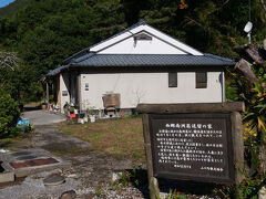 鰻温泉は西郷隆盛が愛した温泉でも知られています。
西郷は征韓論論争で失脚、鹿児島に戻ってきた後、鰻温泉にやってきては、この福村家に逗留し、昼は山へ猟に、夜は先ほどの公衆温泉に浸かっていたそうです。
この福村家には西郷が置いていったシャツなどが「家宝」として残っています。