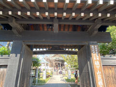 西武秩父駅を出て、秩父神社へ向かいます。
途中にあった慈眼寺という、お寺。