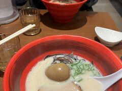 夕食は空港へシャトルバスに乗り、レストランフロアへ
豚骨ラーメンを食べた。卵入り