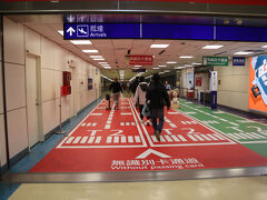 深夜着便だけあって入国審査はスムーズ