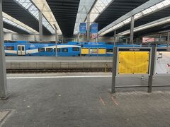 長距離列車のプラットフォームに行くのに、ミュンヘン駅構内で迷いに迷った。
Uバーンが地下で長距離列車のホームが地上なのですが、看板を見ながら歩いても、この上下の関係があることで意味が分からなくなります。

そして迫ってくる発車時刻。
とりあえず地上に出た方が分かりやすいかも（でも駅周辺の治安があんまりよくなさそうで歩きたくない）…と思ってエスカレーターを上がったら、なんとそこが目的地のホームでした。救われた。
