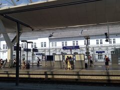 そのまま１０時４５分、列車はザルツブルク中央駅（Salzburg Hbf）に到着。

時間は定刻より３分遅れ。

遅れることが多いと聞いていたドイツ鉄道にしては、上々の出来でしょうか。