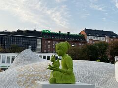 何だか不思議な場所です　そしてこの緑のお嬢さんが結構大きい
この地下は美術館になっているらしい
