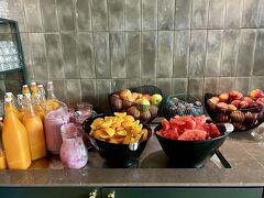 ホテルに戻り、朝ごはんを食べにいきます
ベリーのヨーグルトやにんじんジュースなどなど
フルーツもドリンクもたくさんあります