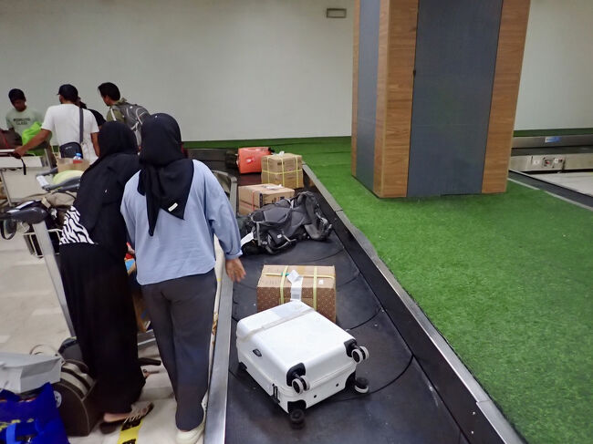 2024/12/1(日) 晴れ<br />インドネシアのマカッサルからアンボンへ <br />ーーーーーーーーーーーーーーーーーー<br />2:51<br />マカッサルの空港に付いて、<br />荷物が出るのを待っていますが、<br />中々、出て来ません。<br />3:00出発の飛行機に乗るのを諦めて、<br />航空会社にクレームを付けようと思っていたのですが、、、