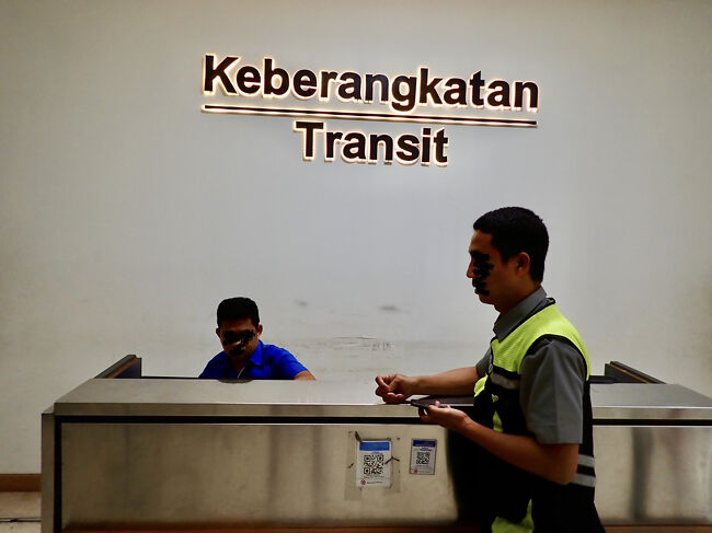 3:34<br />空港のトランジットの係員がやって来て、<br />搭乗券を発行します。<br />どうやら、未だ飛行機が飛んでいない様です。