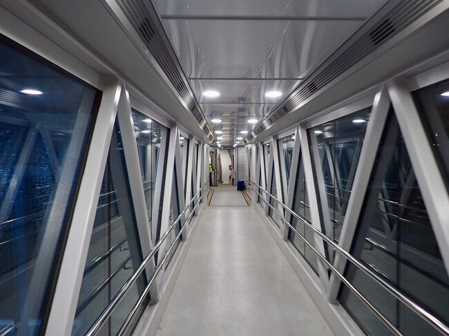 誰もいない通路を走って、