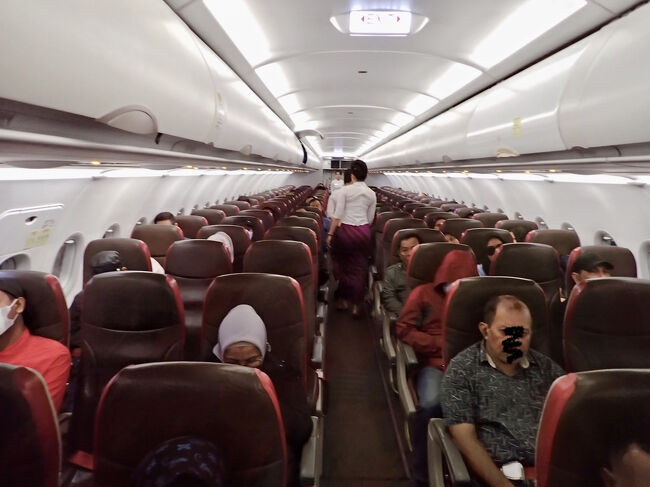 飛行機の中に入ります。