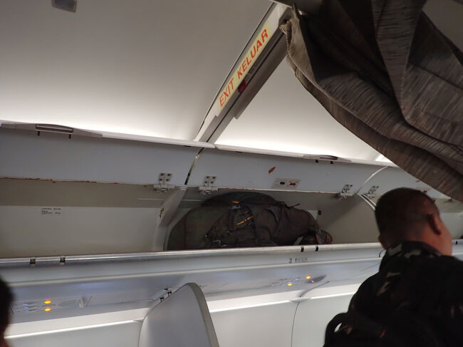 飛行機の中で、担いできた大きなザックはビジネスクラスの棚に放り込みます。