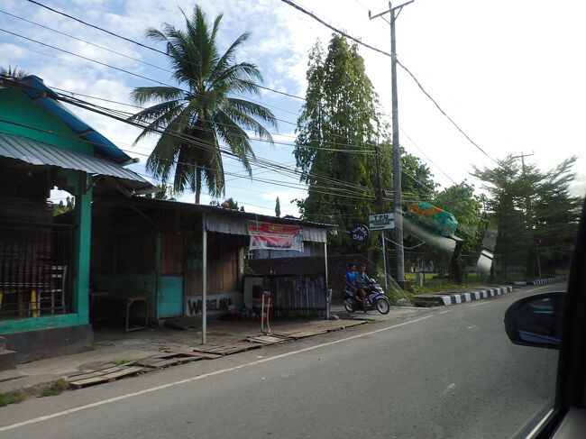 車の窓の外の風景。<br />インドネシアの海の大体、中央にある島、<br />アンボンの風景はこんな感じです。