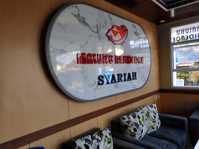 チェックインの時間には早いので、ホテルのロビーで暫く待ちます。<br />袋コーヒー、7kルピア(キャッシュ70円)。