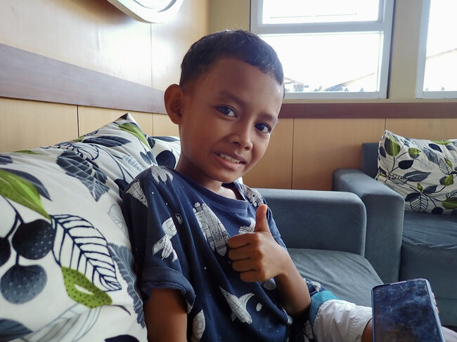 ここのホテルの子。<br />インドネシアも田舎の方では、<br />人懐っこい子供が多いです。<br />(掲載許可済み)