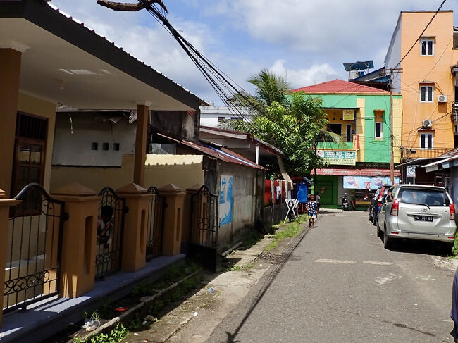 10:51<br />インドネシアのフェリーは一度、船が出ると、<br />次の便が中々、出ません。<br />急いで、インドネシア国営フェリー会社、<br />Pelniの代理店に歩いて行きます。