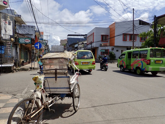 サイクルリキシャが停まっている大通りに出て、<br />