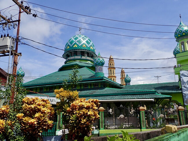 綺麗な緑のモスクの横を通って行きます。<br />