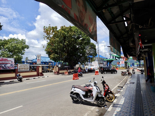 港の近くの旅行代理店で今日出発のバンダ島行きの<br />国営Pelni社のフェリーのチケットを買います。<br />166kルピア(キャッシュ1660円)。