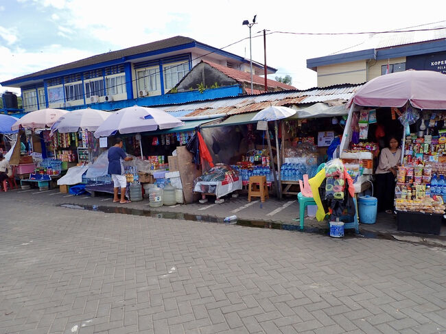 港に並んでいる屋台で、