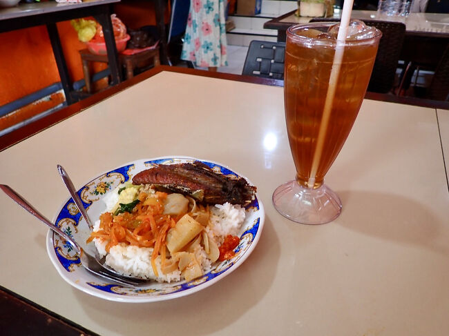 昼食のナシチャンプルとアイスティー、<br />30kルピア(キャッシュ300円)を食べて、