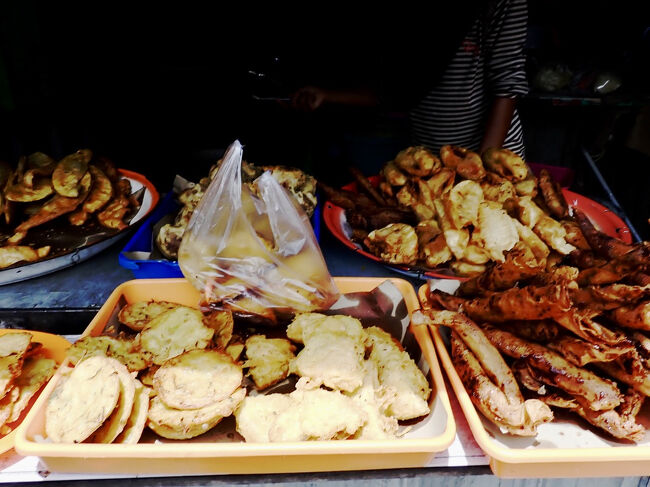 船で食べる揚げ物を10kルピア(キャッシュ100円分)と<br />ジュース10kルピア(キャッシュ100円)を買って、