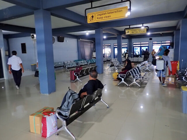 フェリーターミナルの待合室で待ちます。