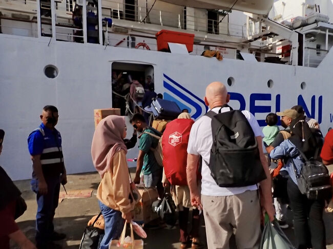 現地の人の列に並んで船内へ。