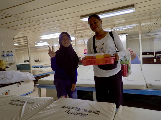 17:00<br />時よりやって来る物売りにジュースなどを買っていると、<br />船が出港します。<br />5kルピア(キャッシュ50円)<br />(掲載許可済み)