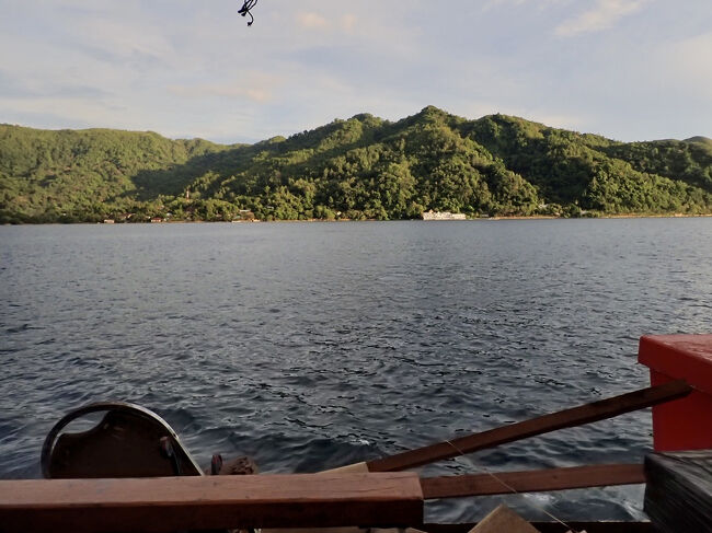 通り過ぎる島が見えます。