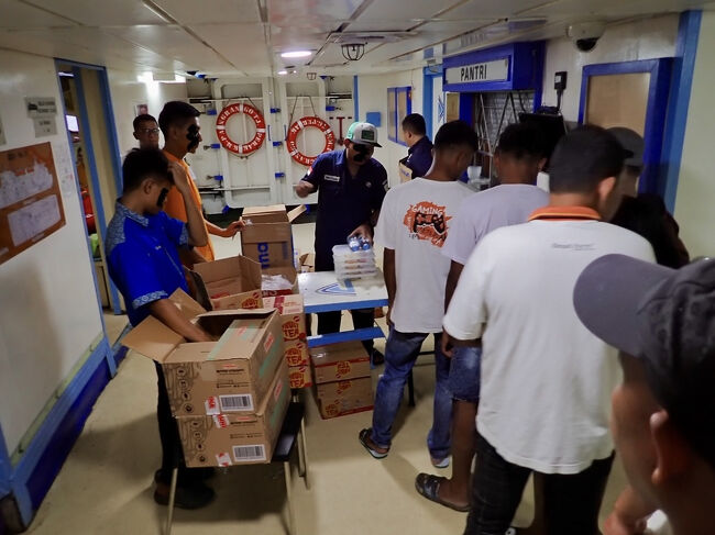 18:00<br />Pelniのフェリーでは朝夕の食事が出ます。<br />列に並んで弁当とジュースを受け取ります。