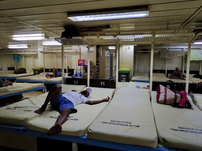 夜が更け、人は船室で寝転がります。<br />ーーーーーーーーーーーーーーーー<br />2024/12/1(日) 合計(インドネシアルピア)  <br />Grab                 173kルピア<br />船代アンボン      165kルピア<br />船代マカッサル    525kルピア<br />昼食                   30kルピア          <br />飲食・雑貨          32kルピア             <br />計                      925kルピア<br />10,000ルピア＝100円として 9250円<br /><br />2019/11/27から旅を初めて1829目まで<br />計 9,762,854円使用。<br />1日、5337円 使っています。