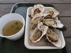 単品で焼き牡蠣×3と牡蠣汁を注文。まだシーズン初めなのでちょっと小振りかな。でも牡蠣の旨味は十分。美味しかったです。