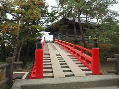 次に向かったのは五大堂。朱塗りの橋が印象的。
