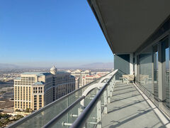 滞在先の「The Cosmopolitan of Las Vegas」部屋のテラス

おはようございます。
ベガス３日目の予定は、午前10：30～スフィアを予約しています。

