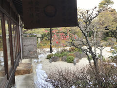 京都では、正月だけの特別行事を体験
妙心寺東林院の小豆粥を食べに出向いた。
少し雪の残る庭
軒に　呼び鈴代わりの木の板が