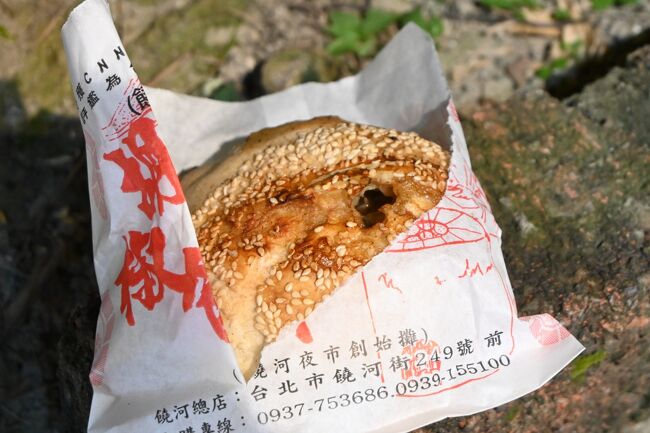 お店オリジナルのスパイスも楽しめる胡椒餅。こちらのお店は列ができていました。