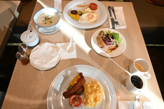 朝食のホットミールはオーダーをし、サラダなどはビュッフェというスタイルでした。<br /><br />おかゆもあるのですが、ホットミールとセットのような感じで、おかゆだけ頼んだつもりだったのですが、エッグやトマトも一緒にでてきました。<br />おかゆだけでよい場合はその旨伝えた方がよさそうです。<br /><br />アルゼンチンフェアみたいのをやっており、毎日マテ茶が飲めました。