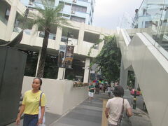 15:38
ホテル近くの階段を降りる