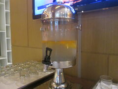 15:41
冷たいレモン水を飲む