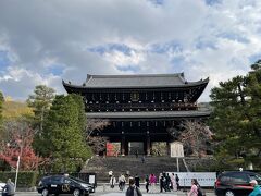 知恩院へ　浄土宗の総本山で開祖法然が後半生の大半を過ごした所になる