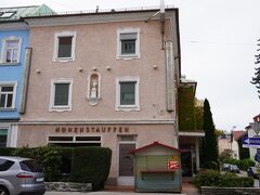 ザルツブルクでのお宿は、駅から歩いて5分ほどの場所にある『Hotel Hohenstauffen（ホテル ホヘンスタッフェン）』です。

主な観光スポットがある旧市街までは徒歩だと20分ほどかかりますが、バスを使えばすぐですし、他の都市にいくときに駅前だと便利なのでこちらの場所を選びました。
駅近でも周囲は住宅が多く、静かでした。