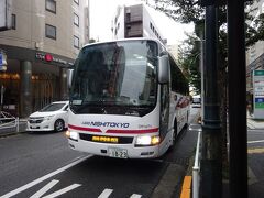 定刻の8:25ごろ、これから乗る四万温泉行きのバスが到着。
地元西東京バスと群馬県のバス会社・関越交通との共同運行。
ただし関越交通便は運休中。

西東京バスの高速バスはすべて八王子郊外にある恩方営業所の所属。
八王子の郊外にある営業所から、通勤時間帯の市内を延々10km以上回送されてきたため、すでにこの時点で遅れ気味。