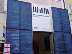 近代美術館。
建物に入り、メンヒスベルクのエレベーターを上った先の展望台がビュースポットとして有名です。
